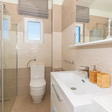Villa Romansa Miljevci With Private Tennis Court, Heated Pool, Jacuzzi And Sauna *