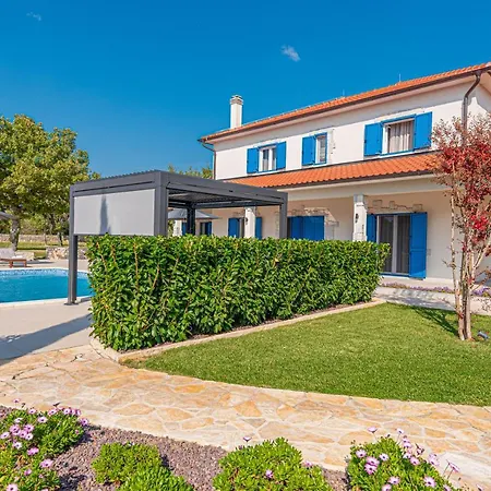 Romansa Miljevci With Private Tennis Court, Heated Pool, Jacuzzi And Sauna Siritovci