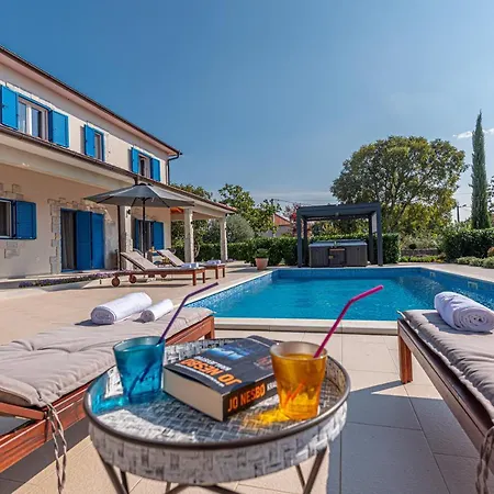 Romansa Miljevci With Private Tennis Court, Heated Pool, Jacuzzi And Sauna *