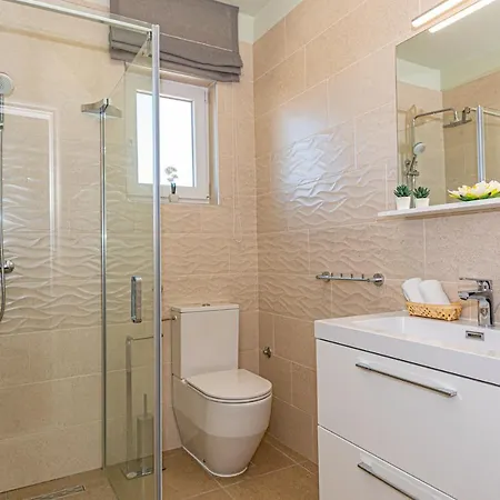 Romansa Miljevci With Private Tennis Court, Heated Pool, Jacuzzi And Sauna * Siritovci