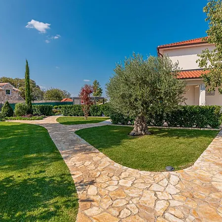Romansa Miljevci With Private Tennis Court, Heated Pool, Jacuzzi And Sauna * Siritovci