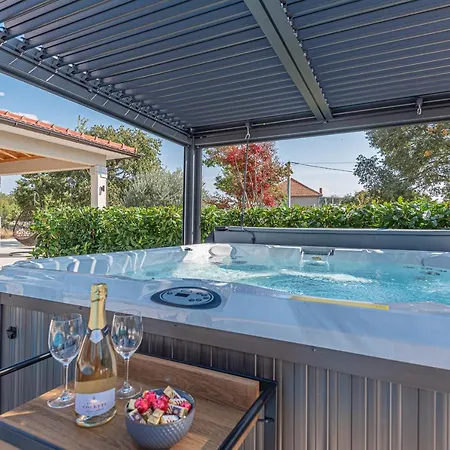 Villa Villa Romansa Miljevci With Private Tennis Court, Heated Pool, Jacuzzi And Sauna
