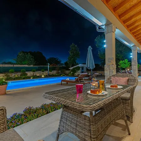 Villa Romansa Miljevci With Private Tennis Court, Heated Pool, Jacuzzi And Sauna *