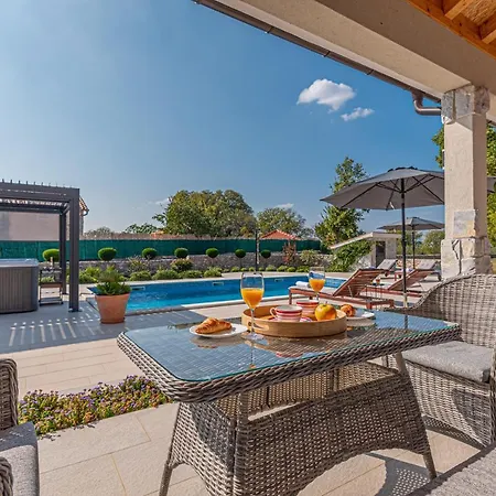 Romansa Miljevci With Private Tennis Court, Heated Pool, Jacuzzi And Sauna فيلة Siritovci