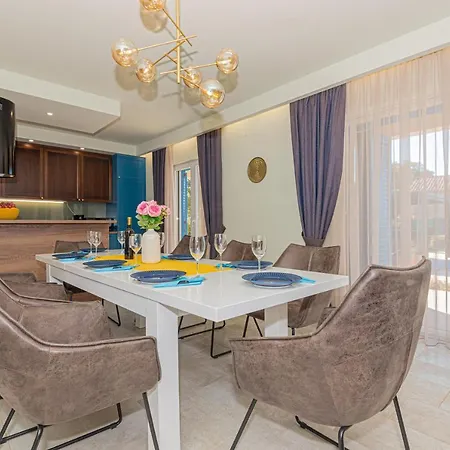 Romansa Miljevci With Private Tennis Court, Heated Pool, Jacuzzi And Sauna فيلة *