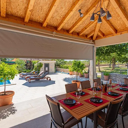 Villa Villa Romansa Miljevci With Private Tennis Court, Heated Pool, Jacuzzi And Sauna