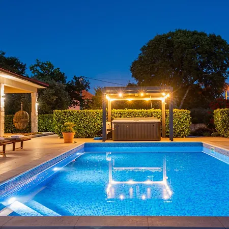 Villa Romansa Miljevci With Private Tennis Court, Heated Pool, Jacuzzi And Sauna Siritovci