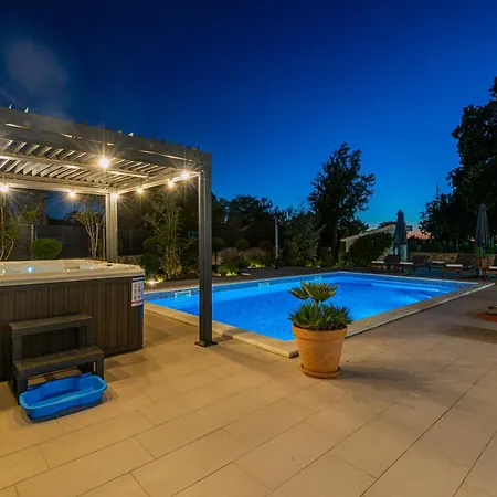 Villa Romansa Miljevci With Private Tennis Court, Heated Pool, Jacuzzi And Sauna *