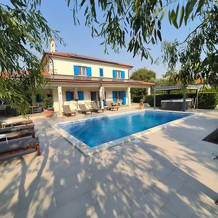 Romansa Miljevci With Private Tennis Court, Heated Pool, Jacuzzi And Sauna *